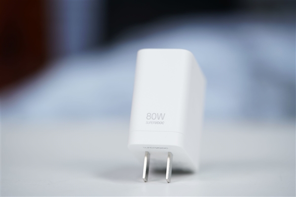 透明RGB光环 辨识度拉满!真我Neo8图赏