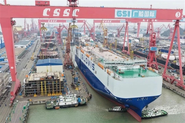 能装10800辆！国内建造的最大汽车运输船出坞