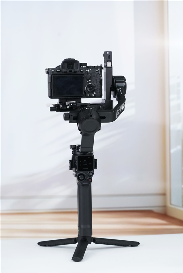 新一代相机增稳利器!大疆DJI RS 5手持云台稳定器图赏