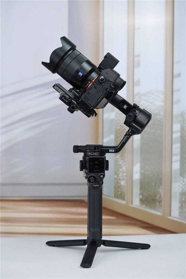 新一代相机增稳利器!大疆DJI RS 5手持云台稳定器图赏