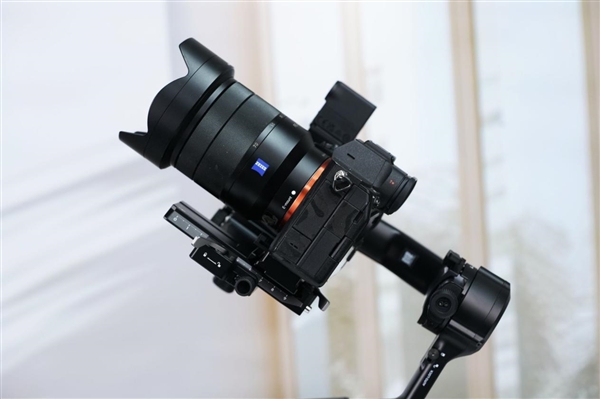 新一代相机增稳利器!大疆DJI RS 5手持云台稳定器图赏
