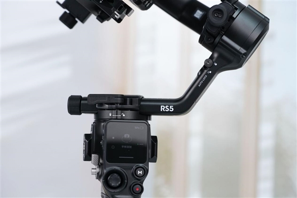 新一代相机增稳利器!大疆DJI RS 5手持云台稳定器图赏
