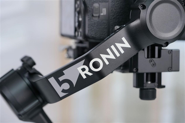 新一代相机增稳利器!大疆DJI RS 5手持云台稳定器图赏