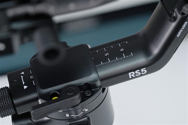 新一代相机增稳利器!大疆DJI RS 5手持云台稳定器图赏