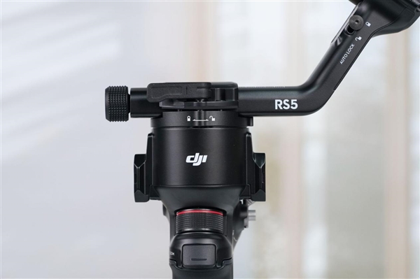 新一代相机增稳利器!大疆DJI RS 5手持云台稳定器图赏