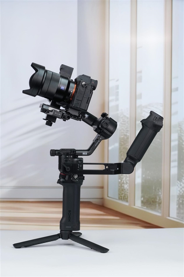 新一代相机增稳利器!大疆DJI RS 5手持云台稳定器图赏