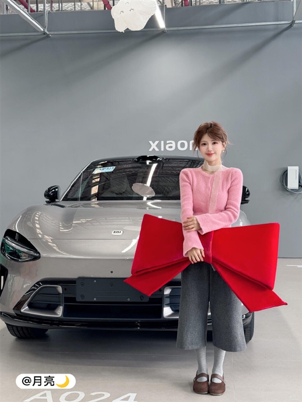 雷军晒喜提小米新车的车主:小姐姐一个比一个漂亮