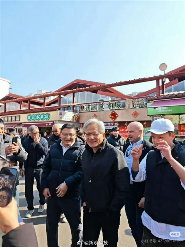 老爸撞脸黄仁勋 韩路：知道我为啥显卡多了吧