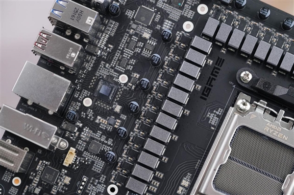 刷新超频记录！七彩虹iGame X870E Vulcan OC V14图赏