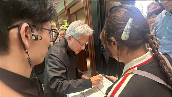 会做生意！饭店老板在桌上放牌子：英伟达CEO千亿富豪黄仁勋坐过的位置