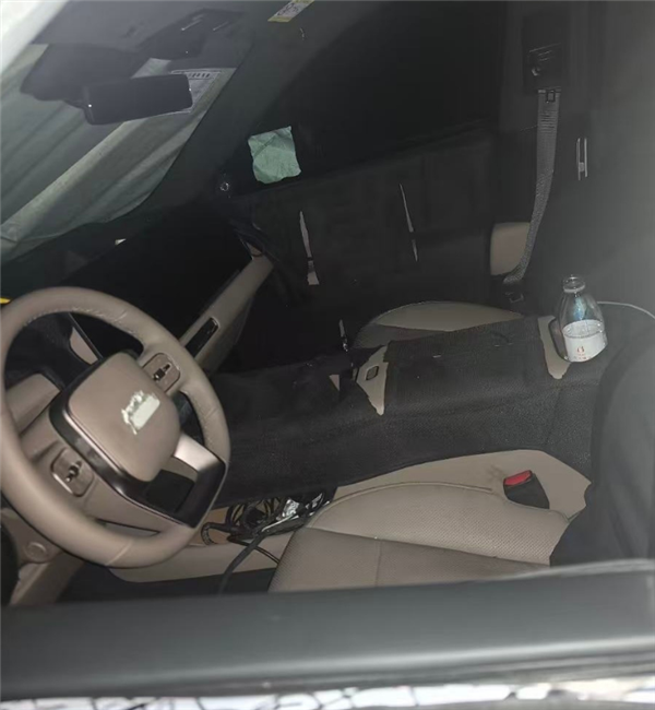 新一代理想L9内饰疑曝光:大联屏依旧 但一个家族化设计被砍