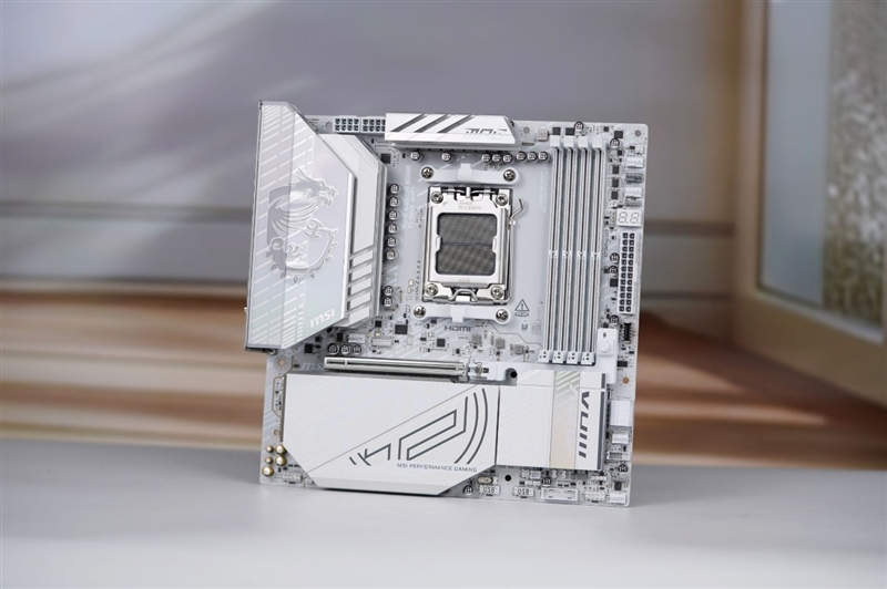 微星首款全白设计的M-ATX小板！ MPG B850M EDGE TIMAX WIF刀锋 钛评测：性能媲美顶级X870E主板