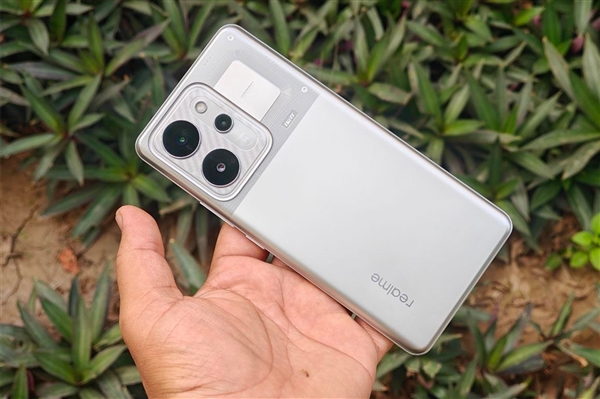 全球首款千元档万级电池手机来了!真我Power入网:淘汰充电宝