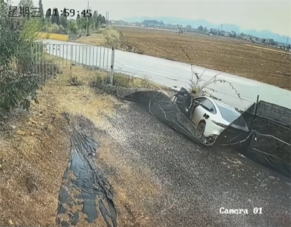 电动车侧滑进沟 不到1分钟起火!路人砸窗连救出3人