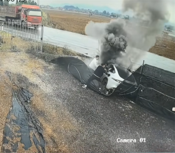 电动车侧滑进沟 不到1分钟起火!路人砸窗连救出3人