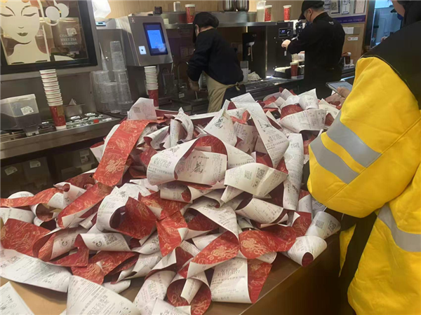 动动嘴就能白嫖奶茶 千问请客把全网都整出年味了