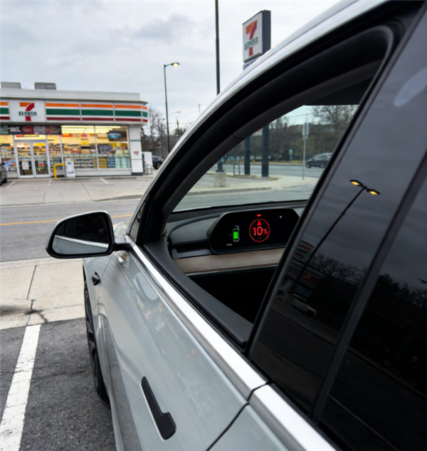 新能源车电量耗尽 高速上下车推行20米:司机和乘客2人身亡