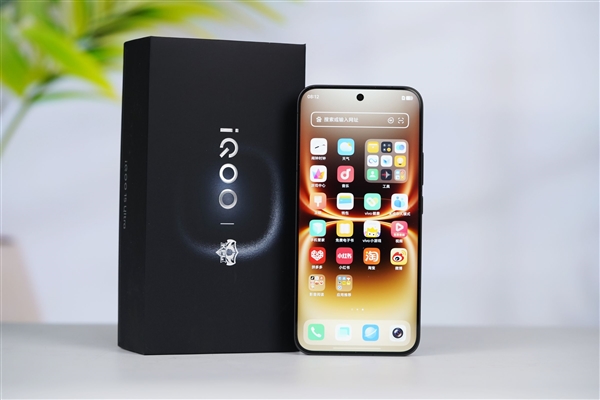 451万分最强旗舰手机!iQOO 15 Ultra图赏