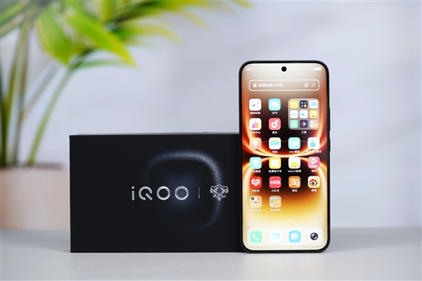 451万分最强旗舰手机!iQOO 15 Ultra图赏