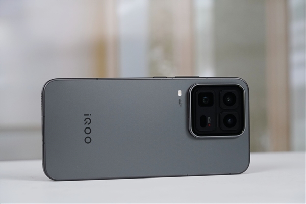 451万分最强旗舰手机!iQOO 15 Ultra图赏