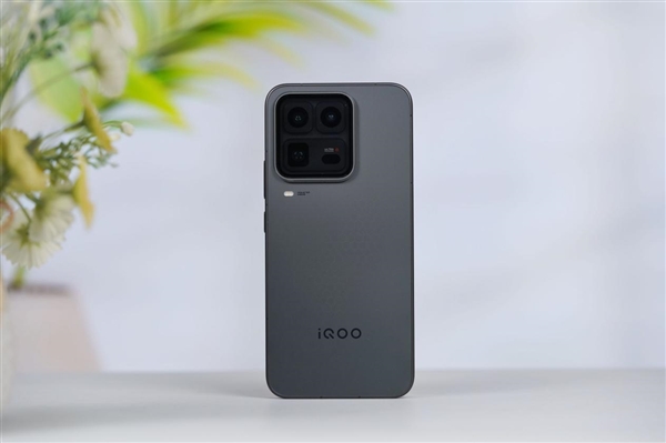 451万分最强旗舰手机!iQOO 15 Ultra图赏